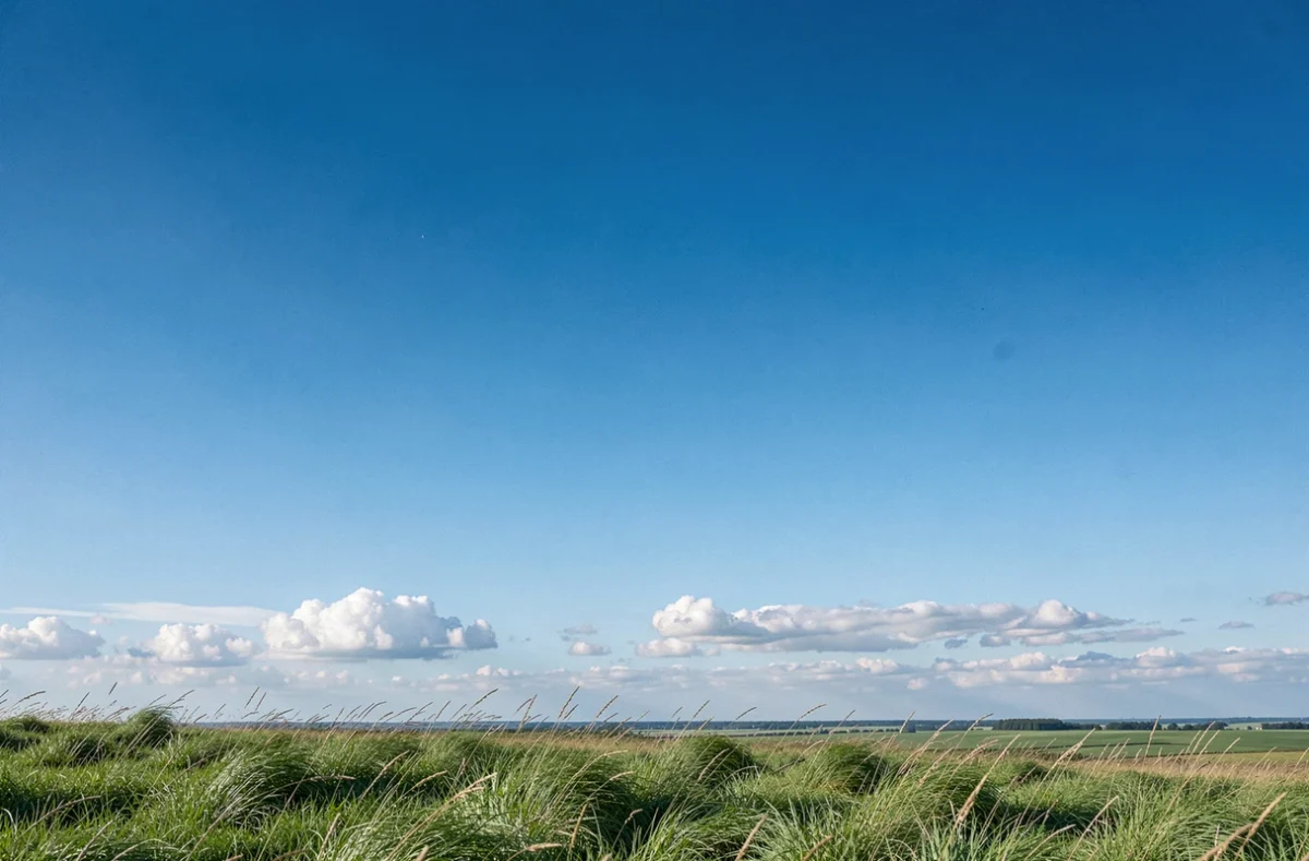 Ciel bleu clair et dégagé au-dessus d'une colline verdoyante de la campagne française